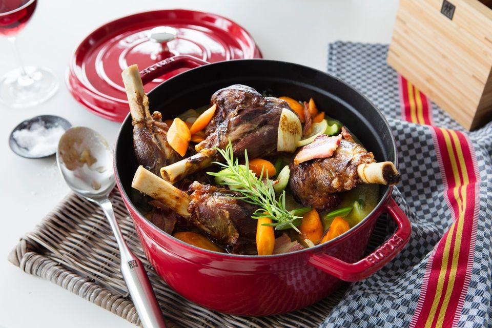 Jak vybrat hrnec: Poznejte rozdíl mezi smaltem a litinou