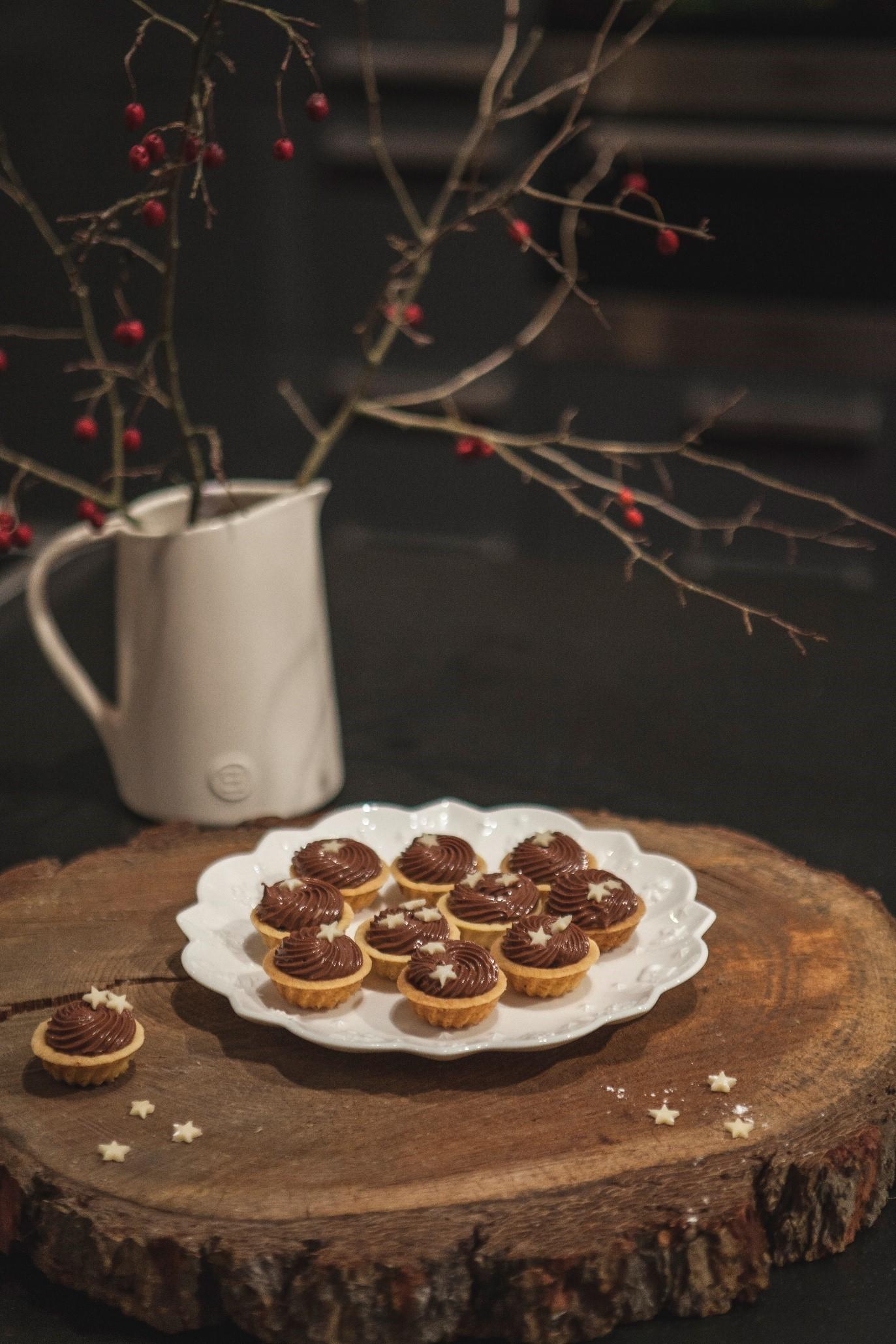 Linecké košíčky se švestkovou náplní a čokoládovým krémem