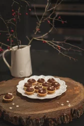 Linecké košíčky se švestkovou náplní a čokoládovým krémem