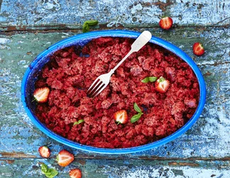 Jahody jsou tady! Ochutnejte, co si z nich připravuje Jamie Oliver