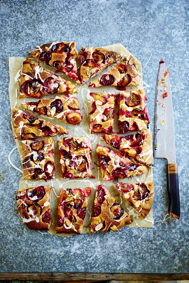 Báječný švestkový koláč italského střihu, s mandlemi a rozmarýnem, podle Jamieho Olivera