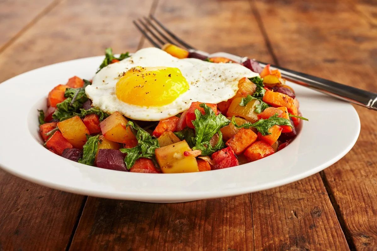 Zapečená barevná zelenina se sázeným vejcem