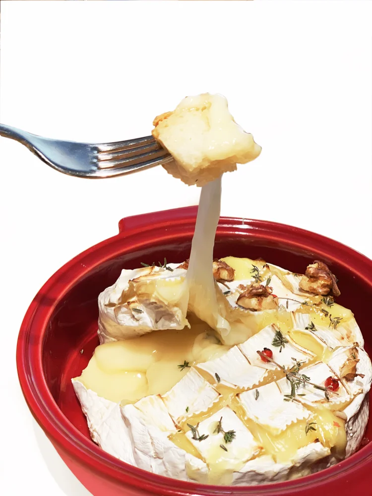 Zapečený ovčí sýr s jablky a skořicí