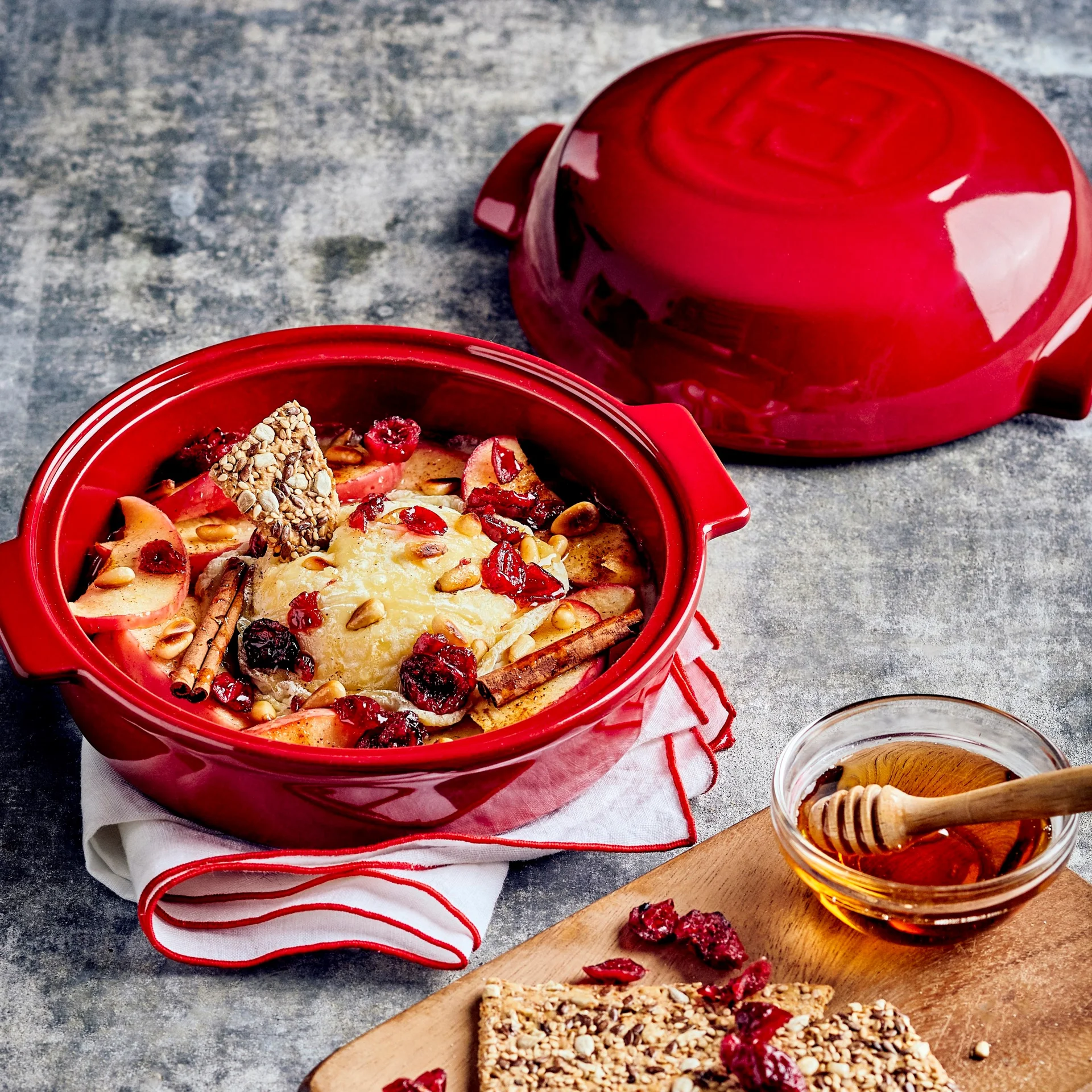 Zapečený ovčí sýr s jablky a skořicí