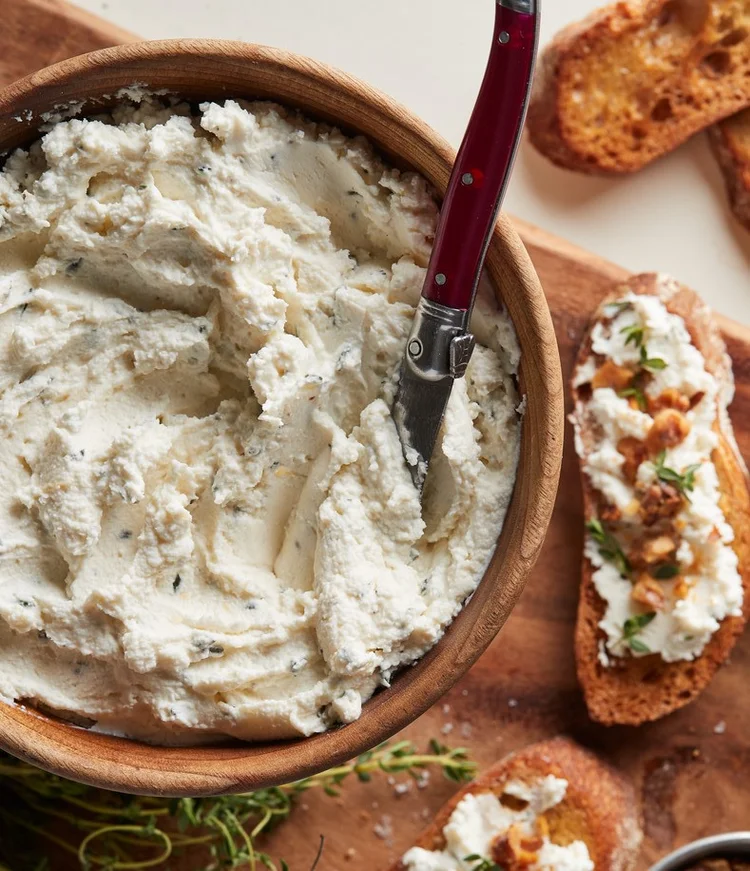 Crostini s nadýchanou pomazánkou z kozího sýra, ochucenou ořechy