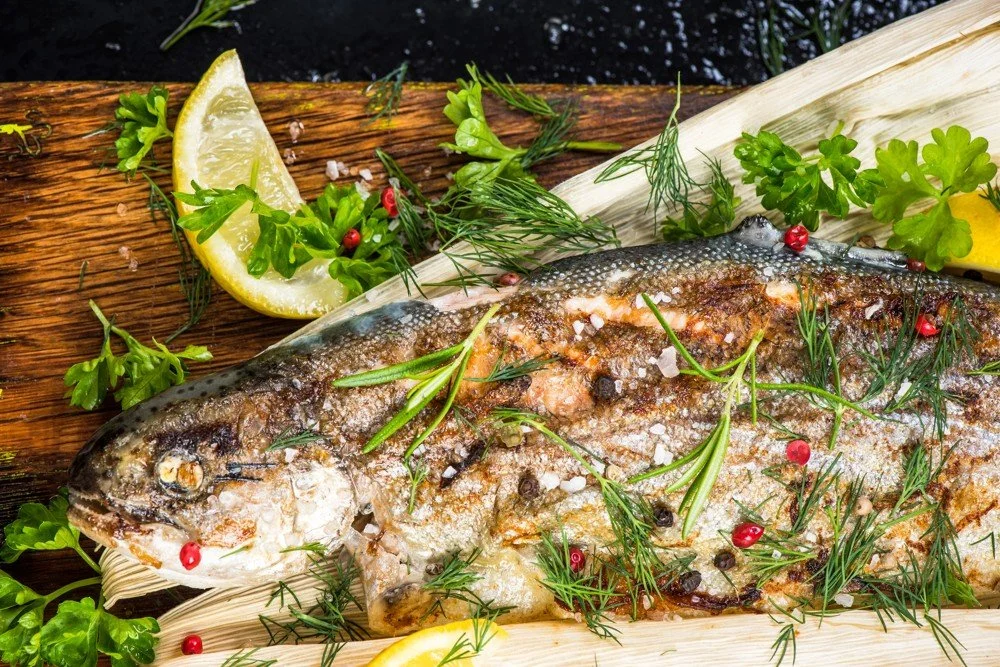 Pstruh na grilu s česnekovo-hořčičným dresinkem