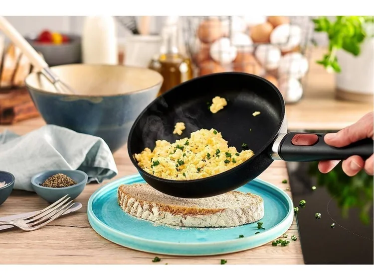 Jak vybrat pánev podle stylu vaření + 1 recept na rychlovku z hub jako bonus