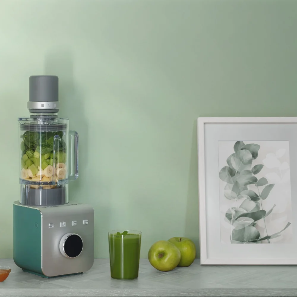 K dokonalému smoothie kromě dobrého mixéru potřebujete i čerstvé ovoce či zeleninu a oblíbenou přísadu v podobě oříšků, jogurtu nebo třeba medu. Podívejte se třeba na recepty pro sportovce i mlsaly na našem blogu, ke kterým se dostanete proklikem z obrázku.