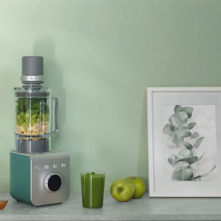 K dokonalému smoothie kromě dobrého mixéru potřebujete i čerstvé ovoce či zeleninu a oblíbenou přísadu v podobě oříšků, jogurtu nebo třeba medu. Podívejte se třeba na recepty pro sportovce i mlsaly na našem blogu, ke kterým se dostanete proklikem z obrázku.