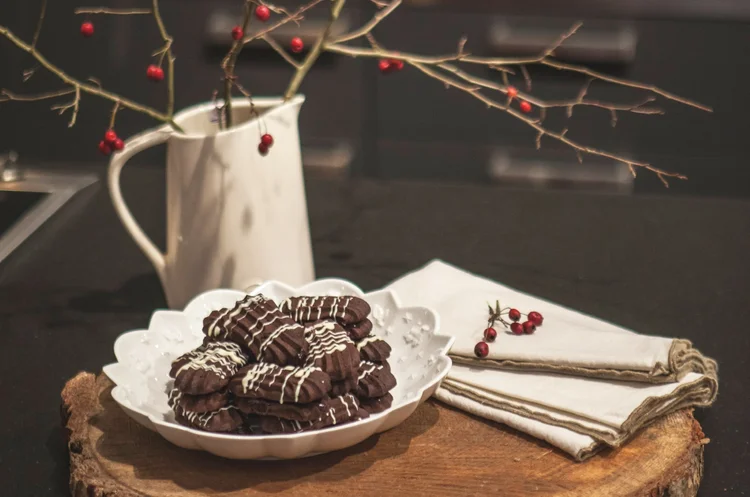 Kakaové sušenky s višňovou marmeládou