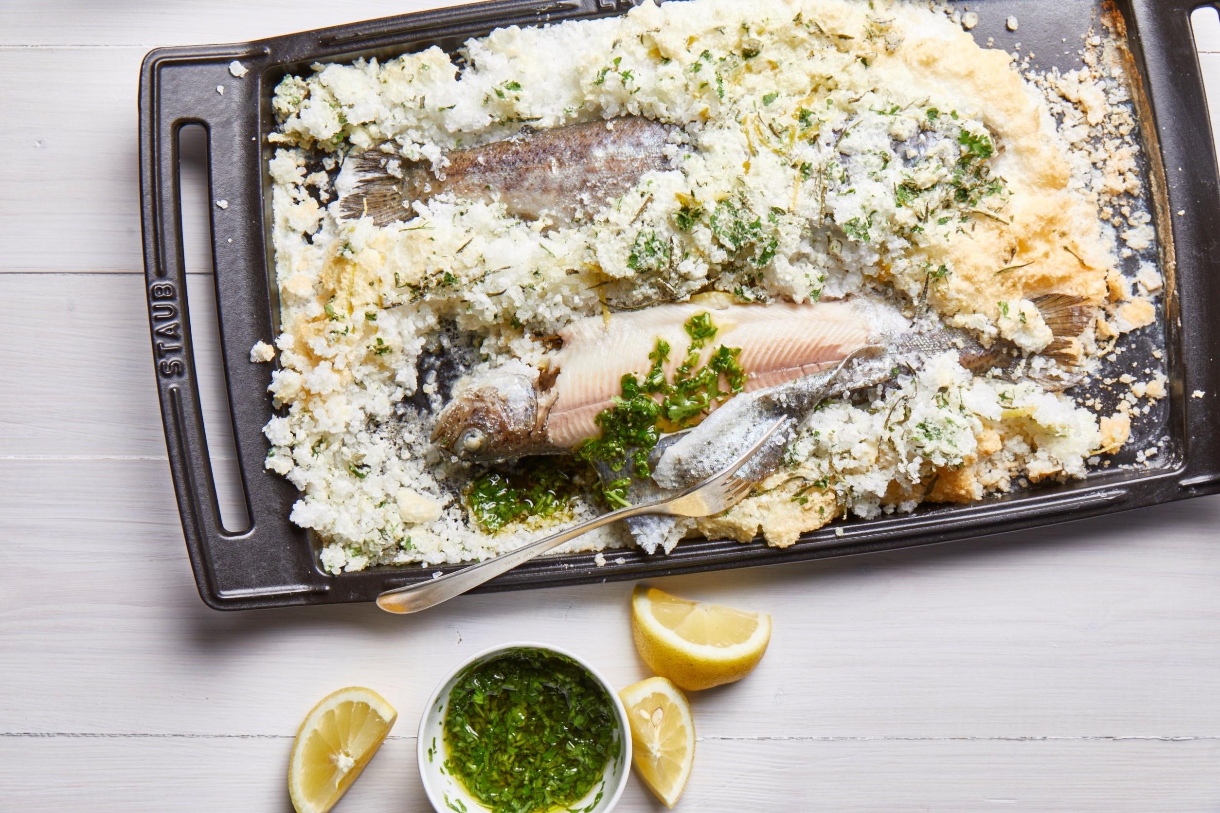 Jak zlehka vtančit do nového roku? Pstruh v bylinkové solné krustě s petrželovou salsou – super jednoduchý recept Zdeňka Pohlreicha