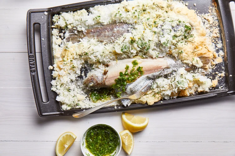 Jak zlehka vtančit do nového roku? Pstruh v bylinkové solné krustě s petrželovou salsou – super jednoduchý recept Zdeňka Pohlreicha