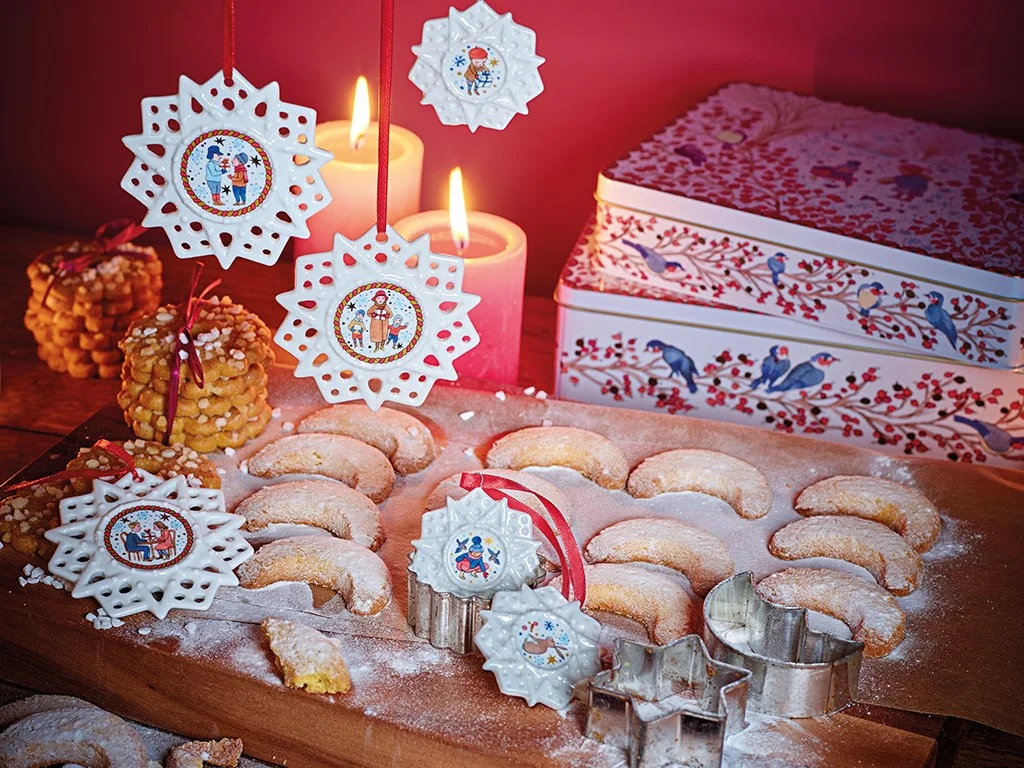 Součástí kolekce Rosenthal 2021 Christmas Gifts / Vánoční dárky jsou i porcelánové ozdoby svým provedením připomínající křehké sněhové vločky nebo třeba dárkové plechové krabičky.