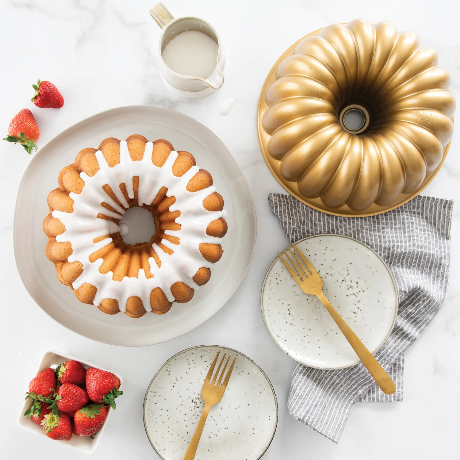 Nordic Ware, forma na bábovku Elegant, zlatá