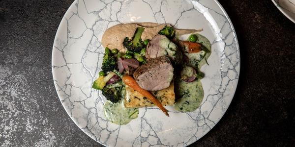 Pečená vepřová panenka se sezónní zeleninou podle Lukáše Čížka