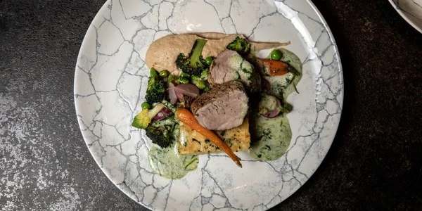 Pečená vepřová panenka se sezónní zeleninou podle Lukáše Čížka