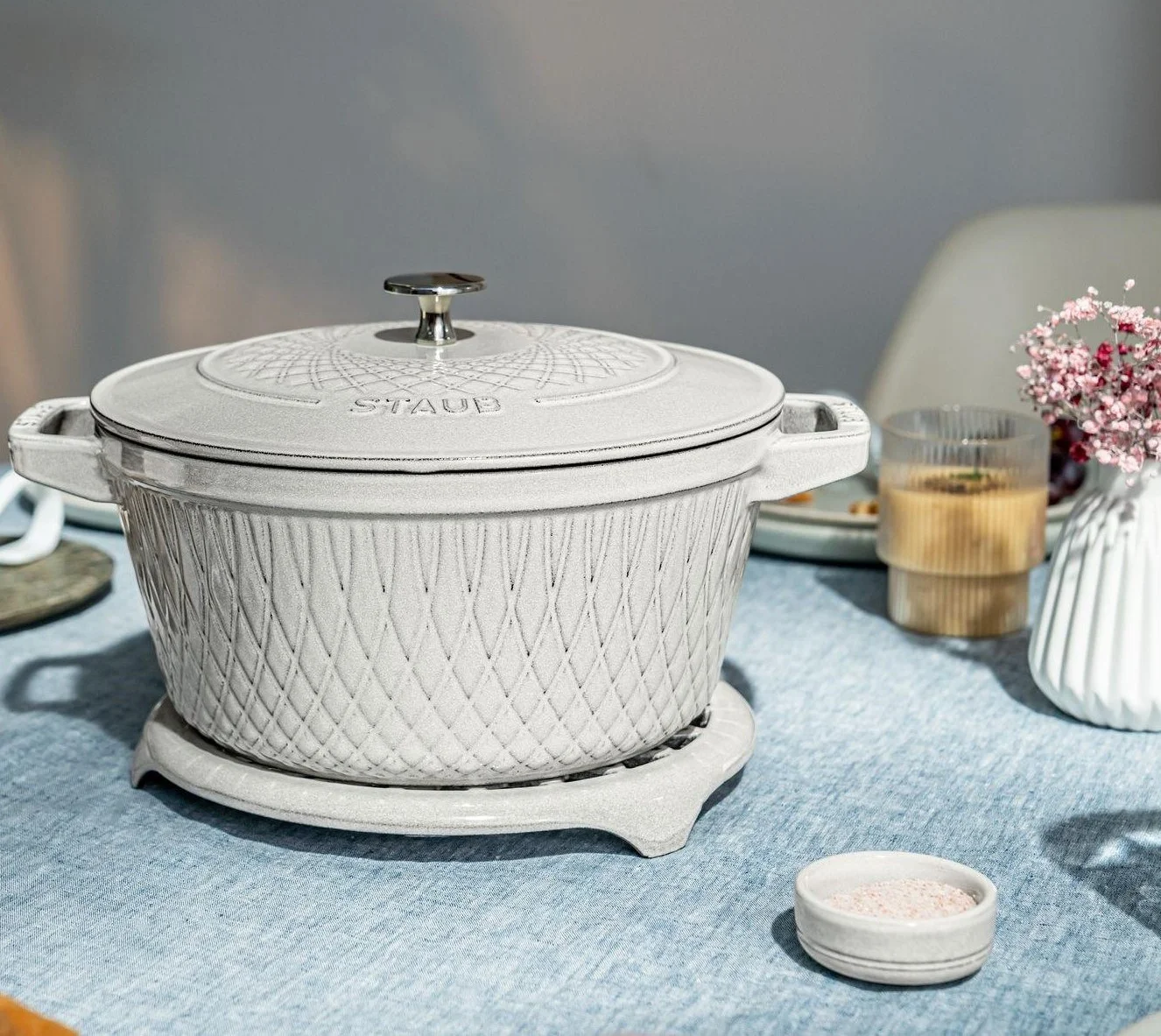 Litinový hrnec s poklicí Staub Cocotte Twist, objem 4 l, bílý lanýž