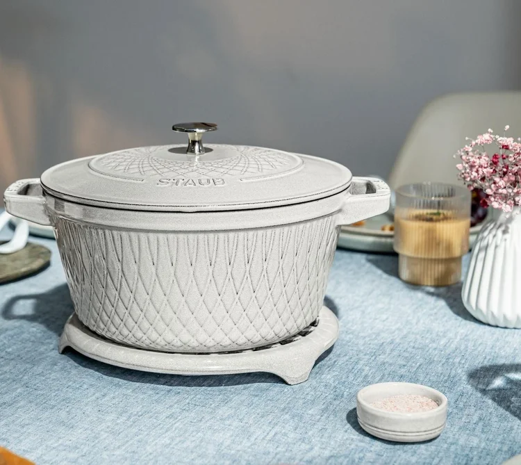 Litinový hrnec s poklicí Staub Cocotte Twist, objem 4 l, bílý lanýž