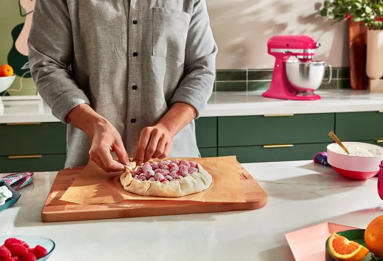 Malinová galetka s mandlovým prachem a ibiškovou polevou