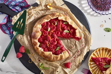 Malinová galetka s mandlovým prachem a ibiškovou polevou