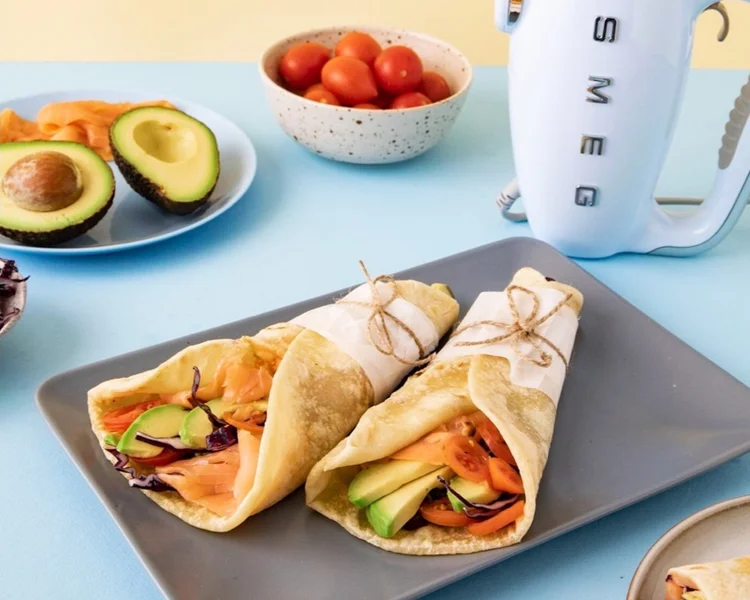 Wrapy s lososem, rajčaty a avokádem