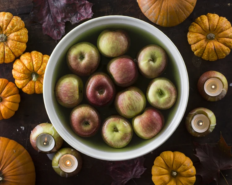 Krvavá Mary a jablka v karamelu. Halloweenské recepty na váš strašidelný večírek