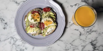 Oblíbená snídaně jako z kavárny. Připravte si chléb s avokádem a zastřeným vejcem