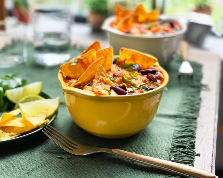 Chilli con carne zapečené s nachos a čedarem