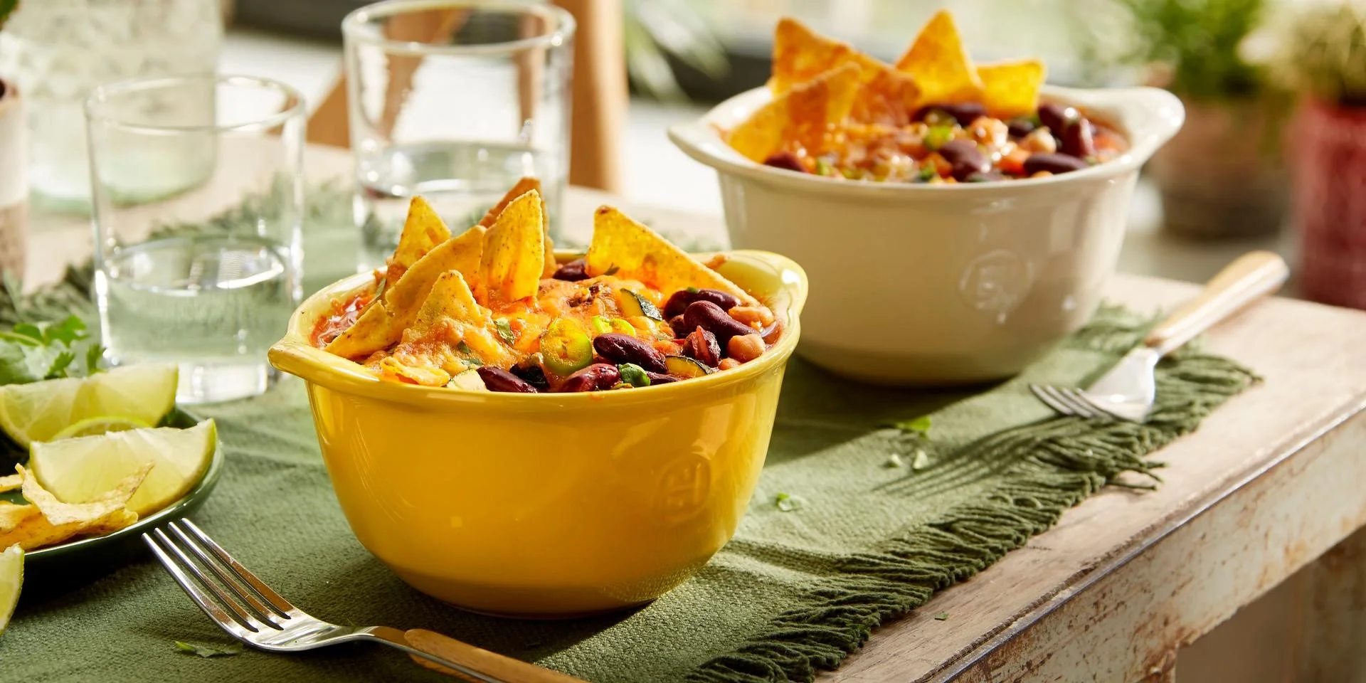 Chilli con carne zapečené s nachos a čedarem