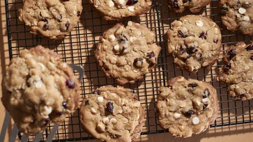 Ovsené sušienky s bielou čokoládou a brusnicami