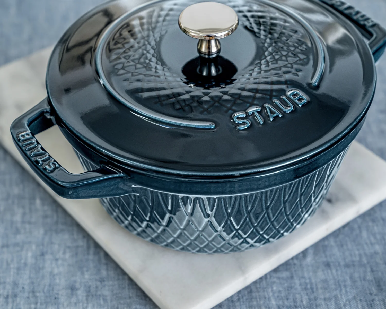 Staub, litinový hrnec s poklicí, cocotte twist, mořská modř