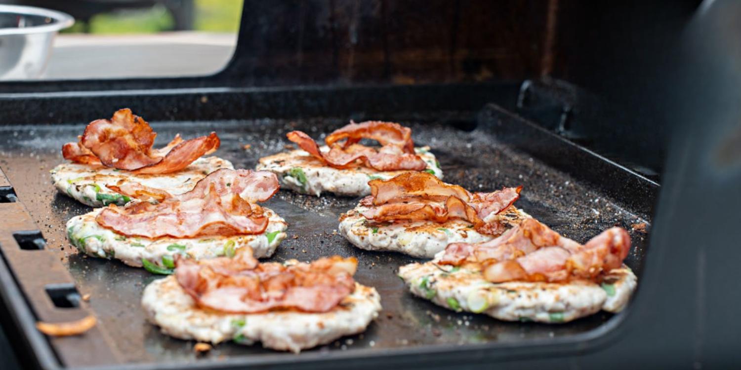 Šťavnaté morčacie burgre na grile s chrenovým dipom