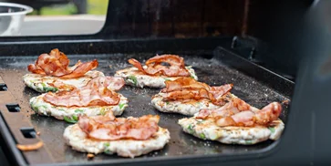 Šťavnaté morčacie burgre na grile s chrenovým dipom