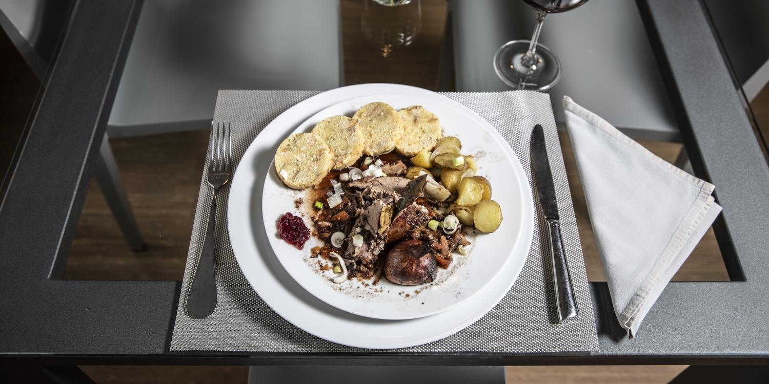 Srnčie stehno na červenom víne podľa Liběny Rochovej