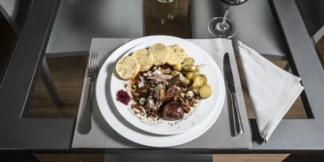 Srnčie stehno na červenom víne podľa Liběny Rochovej