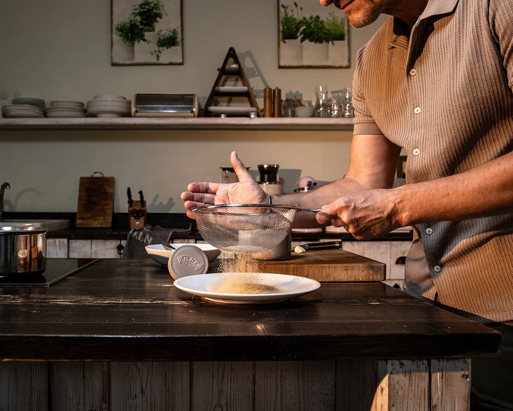Strouhanku je třeba přes jemné síto prosát, abyste získali polonézku.