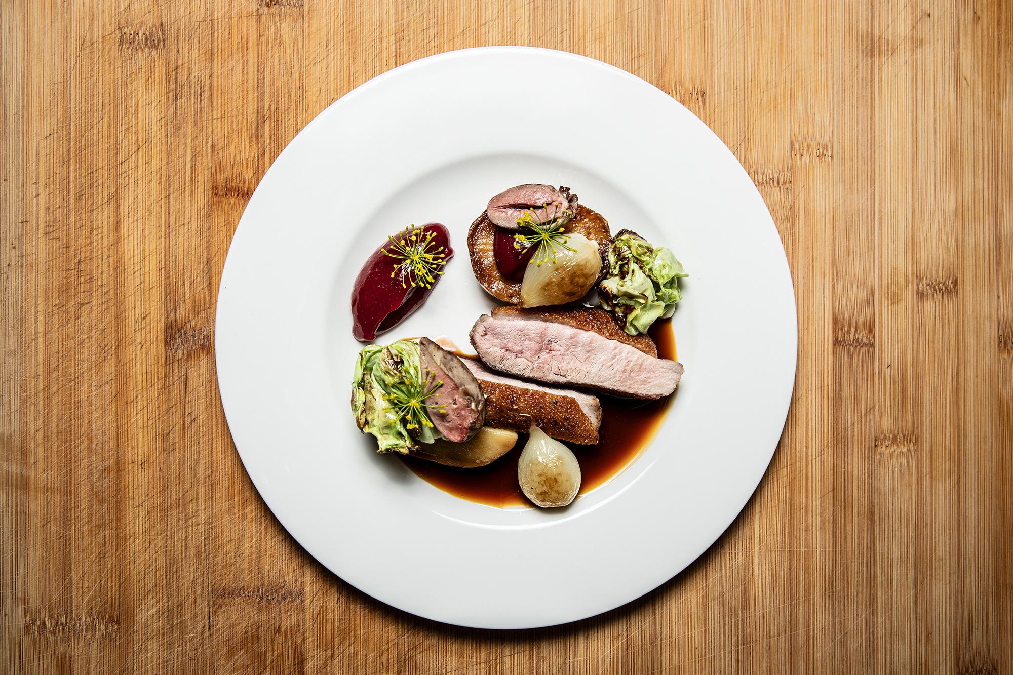 Kačacie prsia s vnútornosťami, slivkové pyré a konfitované zemiaky podľa Richarda Bielika