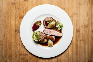 Kačacie prsia s vnútornosťami, slivkové pyré a konfitované zemiaky podľa Richarda Bielika