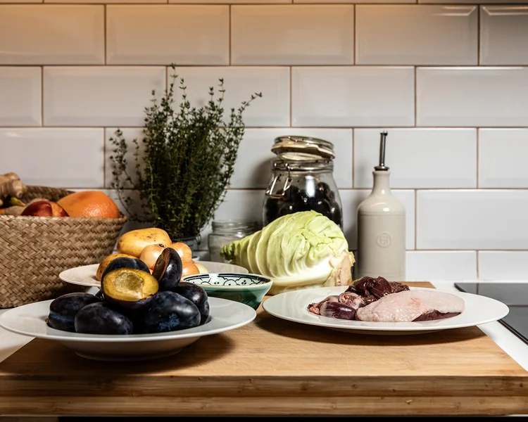 Kačacie prsia s vnútornosťami, slivkové pyré a konfitované zemiaky podľa Richarda Bielika