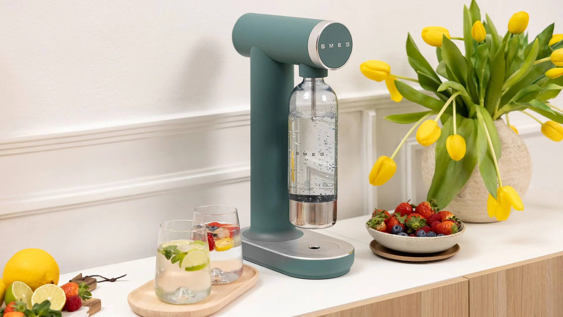 Domácí bar na dosah: perlivé drinky s výrobníkem sody SMEG