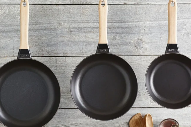 Oválný pekáč na kuře Emile Henry granátová