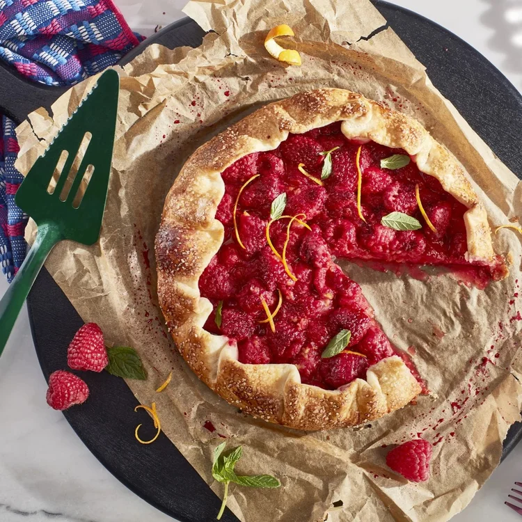 Malinová galetka s ibiškem a mandlovým prachem