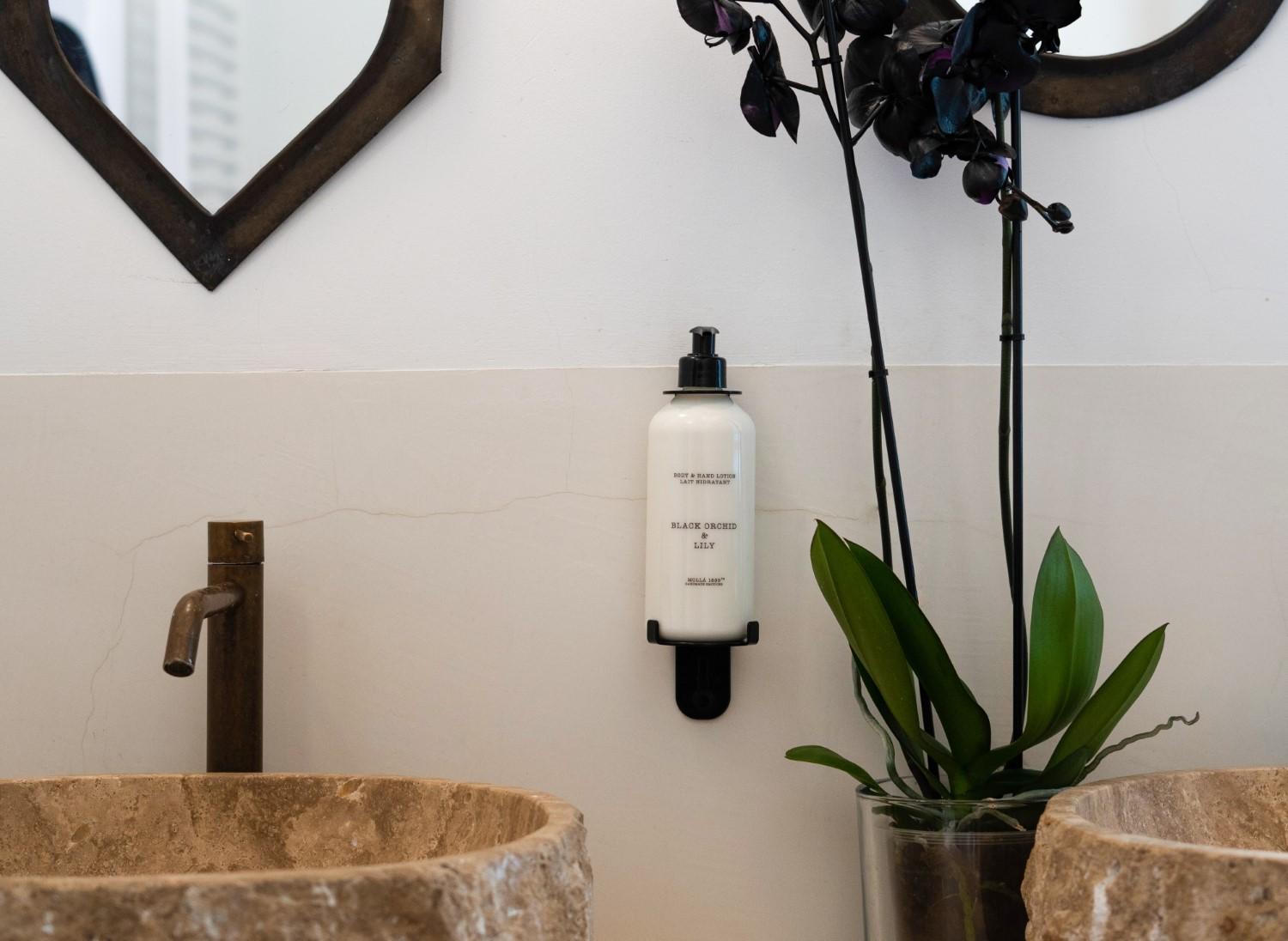 Parfumované tekuté mydlo Black Orchid & Lily 500 ml, biela