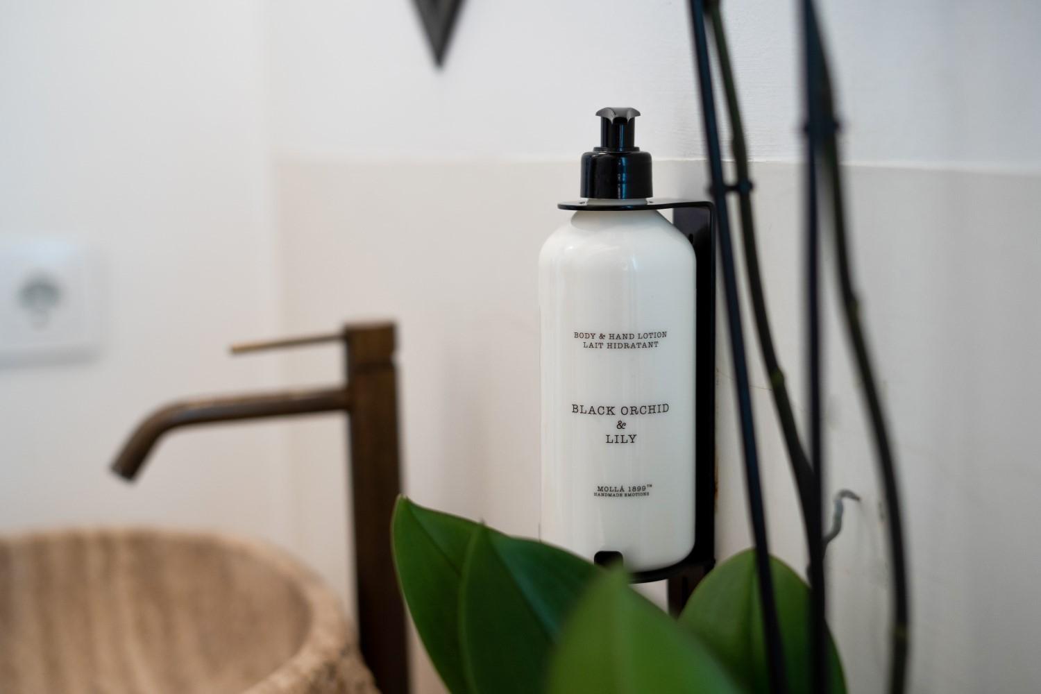 Parfumované tekuté mydlo Black Orchid & Lily 500 ml, biela