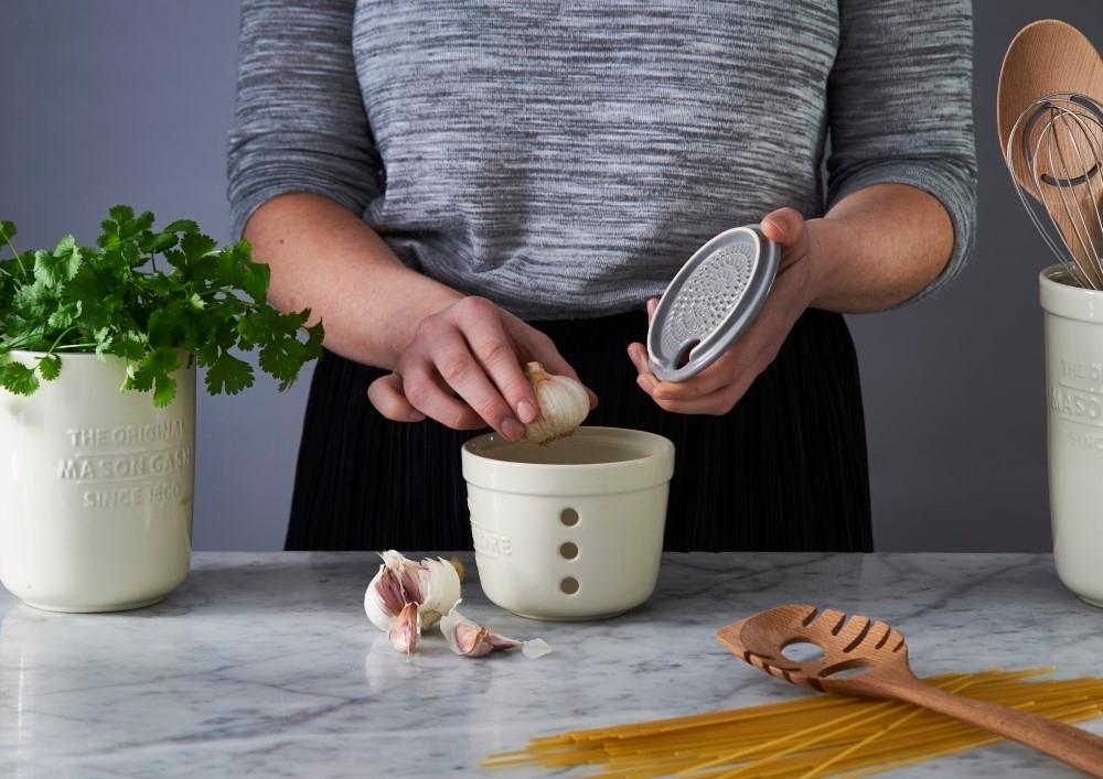 MASON CASH Innovative 2 v 1 keramická dóza a struhadlo na česnek 12x10 cm bílá