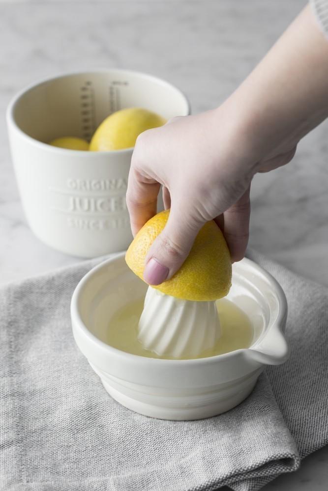MASON CASH Innovative keramický citrusovač s nálevkou 0,55l bílý (EOL)