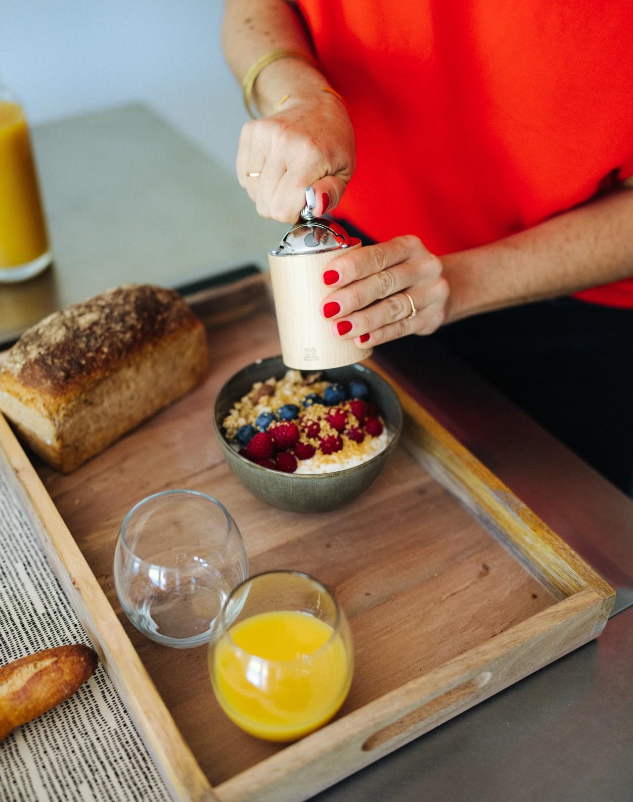 Mlynček na ľanové semienko Isen, 13 cm + nerezová lyžička a kefka