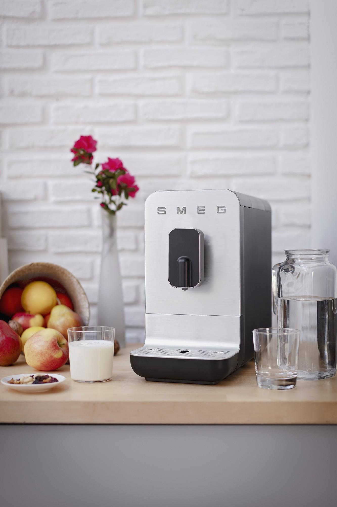 SMEG Automatický kávovar na espresso 19 barů / 1,4l černý (EOL)