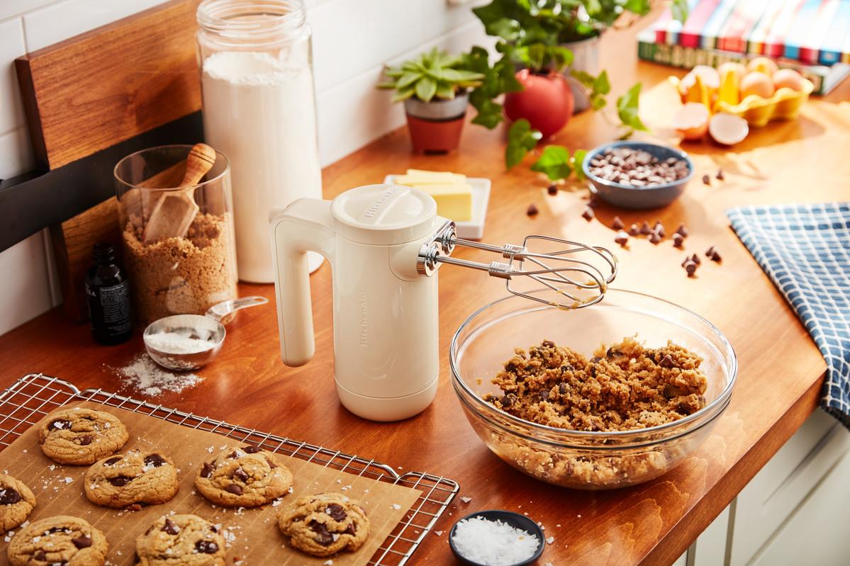 KitchenAid Ruční šlehač bezdrátový mandlová  (EOL)