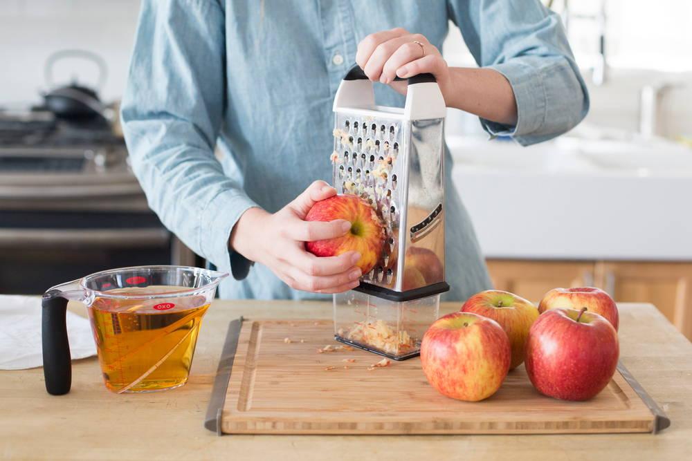 OXO Good Grips struhadlo s miskou